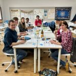 Mitglieder der Deutschen Gesellschaft der Freunde Botswanas (DGFB) bereiten Lehrkräfte und Schüler aus Gießen auf eine deutsch-botswanische Schulpartnerschaft vor. Damit unterstützen die Engagierten des seit 1985 bestehenden Vereins mit ihrem Fachwissen das Entstehen einer neuen Kooperation im pädagogischen Sektor.